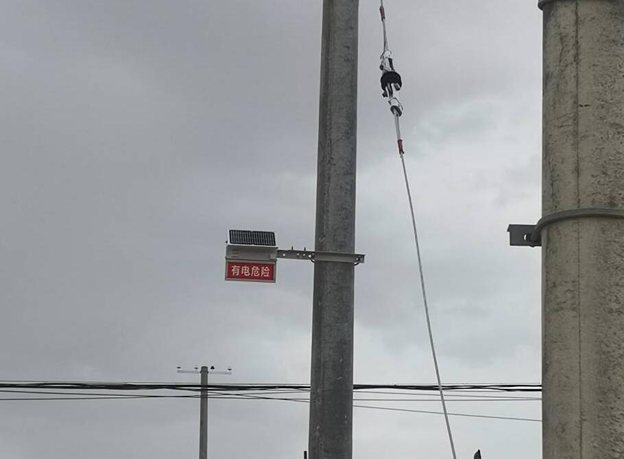 甘肅電力安裝防外破警示牌，為電力防護(hù)增添“保護(hù)傘”